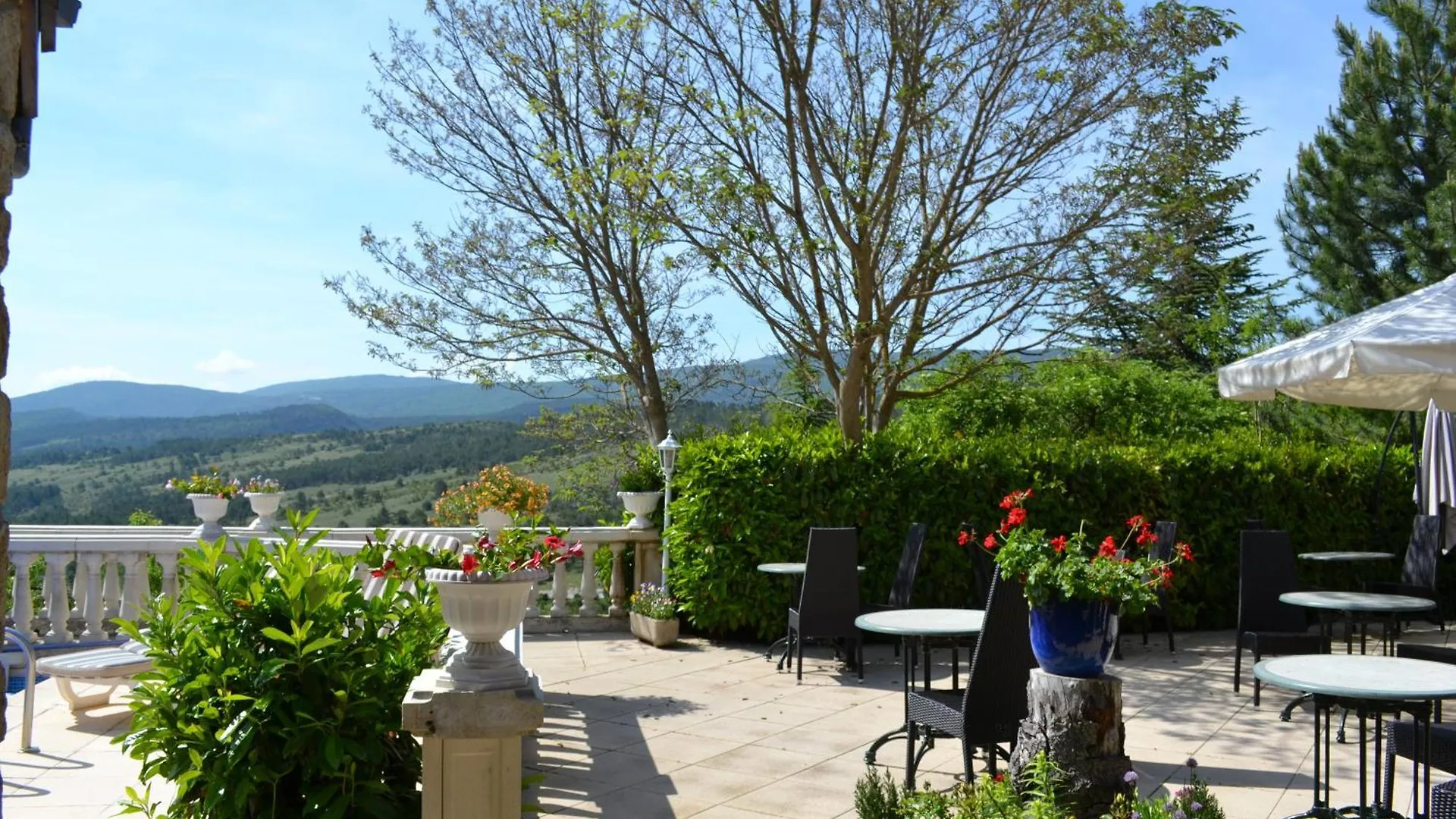 Logis Hotel Le Vieil Amandier Trigance 2*,  Francja